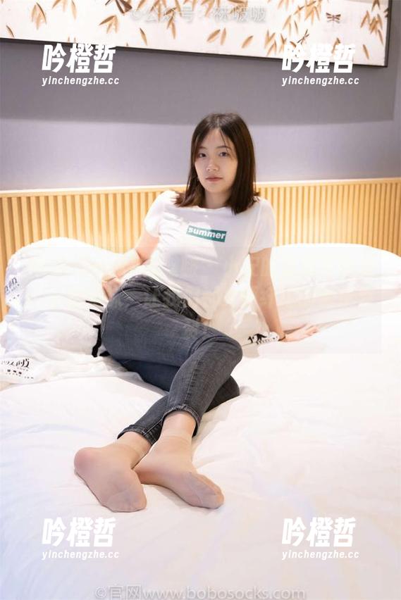 BoBoSocks袜啵啵-小安 BoBoSocks袜啵啵 - 小安的最新写真集:小腿丝袜,让我们都为那纤细的线条点赞!