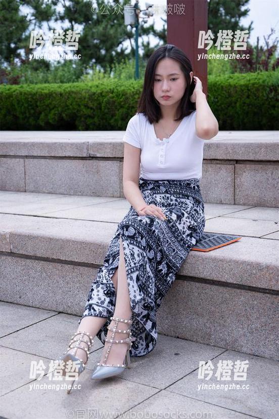 BoBoSocks袜啵啵-稚予 BoBoSocks袜啵啵 - 稚予在水里裸足穿鞋不亦乐乎,分享几张忍俊不禁的图片吧