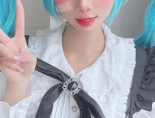 在PoppaChan的JK图集中，每一帧都在挑战我的审美底线，心里迷迷糊糊的，哈哈。