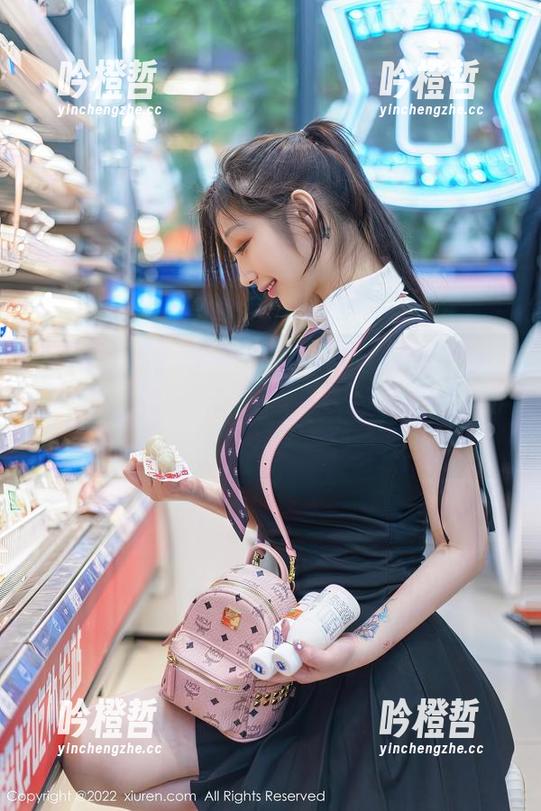 Xiuren秀人网 - 看这Mila嘟嘟的高跟鞋，我都能想象到一场“鞋子与地面”的角力。