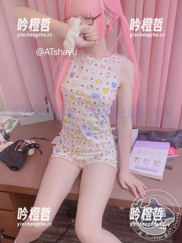 照片中的at鲨鱼：当瑜伽遇上镜头，错位的姿势