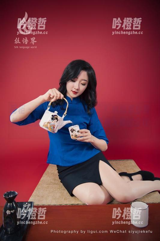 丽柜 - 然然又来“上班了”！她的职业装美图更新，让我不自觉地想加入她的会议。