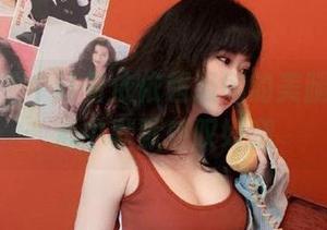 不知不觉中盯着依依超级懒的美腿图片，心中默默感叹好腿