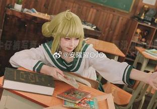 安曜曜的牛仔裤写真：这裤子还挺顽强，真没见过如此有个性的布料
