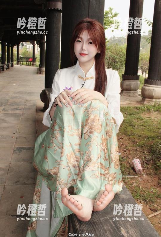 小众视觉 - 泳衣图集分享：小薯条和她的水花，别想玩得太尽兴哦。