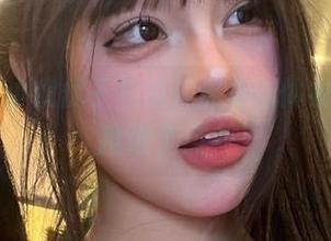 微密圈 – 小优优子私拍，那身连体衣是不是太抢眼了点？