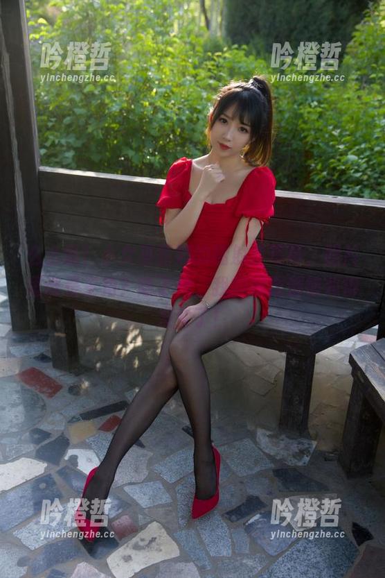 小女巫露娜 么么哒!小女巫露娜的镭射紫写真,照片里谁是主角?除了她,我的眼睛都被照得发紫了!