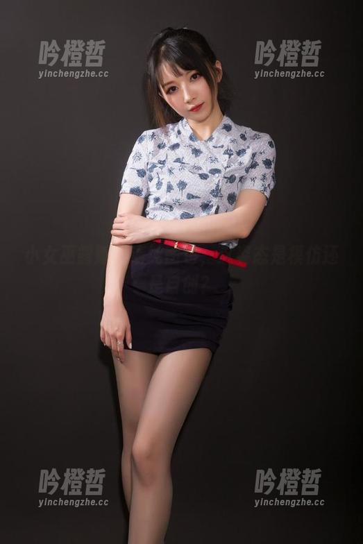 小女巫露娜 小女巫露娜的清纯图包,这姿态是模仿还是自创?