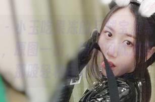 微密圈 – 小玉吃果冻的足球宝贝写真,原汁原味,原图一出,隐约间就流露出场上那股轻松自在的范儿。