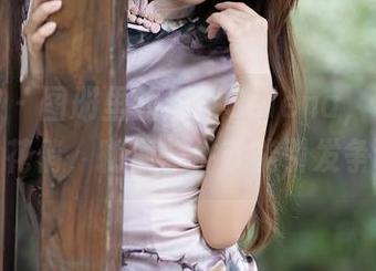 尤蜜荟 – 图册里的娜露Selena,礼服不用太花俏,随便一件就能引发争议。