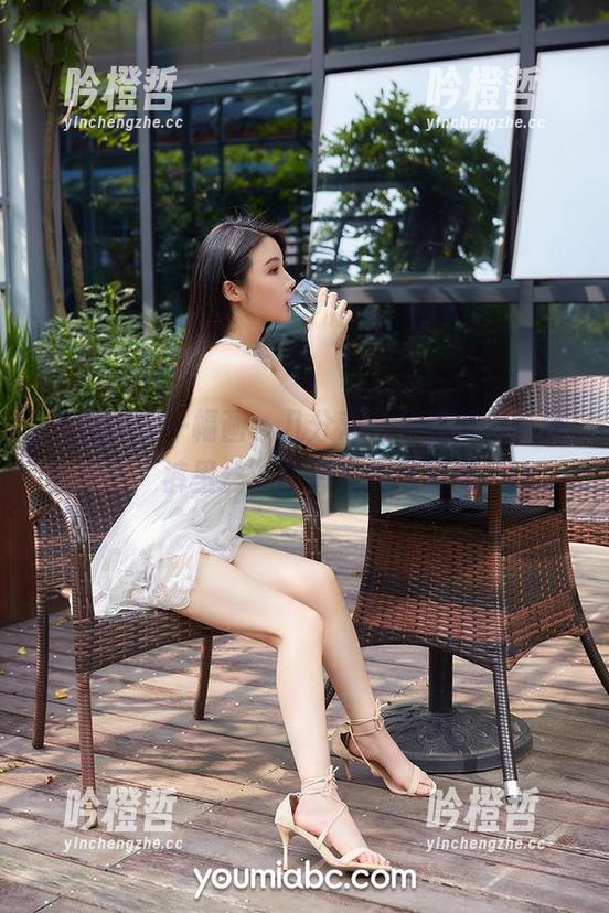 尤蜜荟-费若拉 尤蜜荟 - 一幅画,几分戏——努努力在费若拉的“裤里丝”图片里找隐藏的趣味。