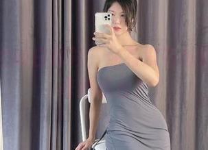 抖娘利世的白衬衫，你有没有想到搭配的奇妙组合？