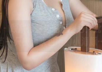 推女神 – 顾欣怡海边私房图包:此刻只想当一只被海水包围的小海豚…