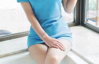 推女郎 – 每当我看到冯雨芝的美腿图片，心里就想：脚踏实地，腿够长，我就成功了！