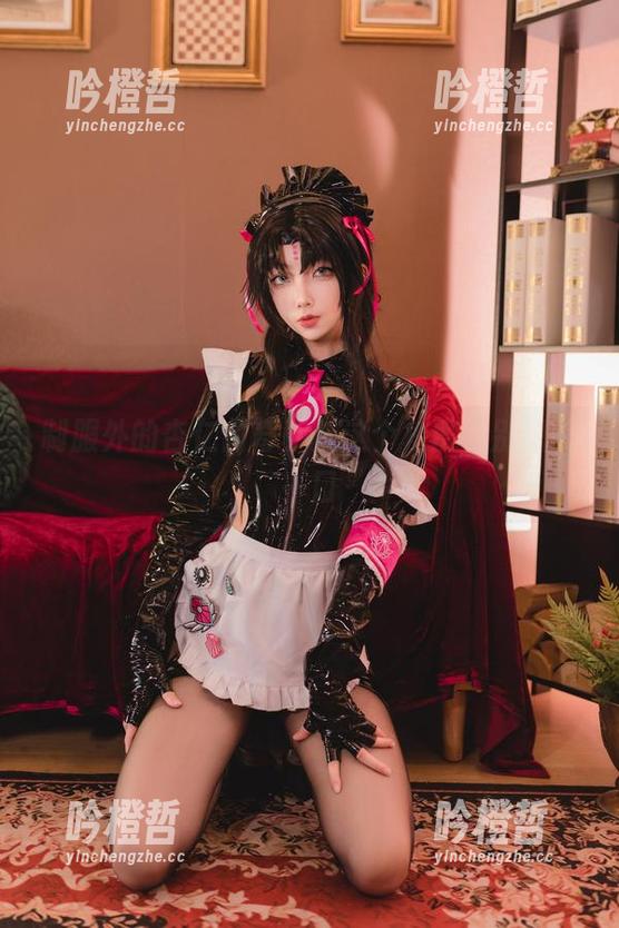 制服外的杏仁曲奇，从这个角度特别想咬一口