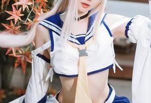 焖焖碳穿白裙子,最新图库快来瞧瞧这一脸懵的造型!