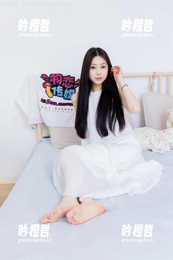 物恋传媒 - 小谷裸足的私拍，画面美得让人忍不住想多看几眼