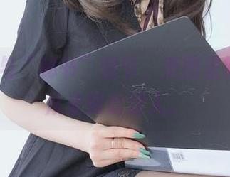 白银81与“秘书”情节，美图里的打工人从未如此迷人。