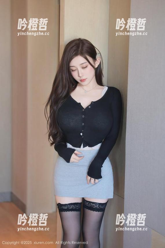 秀人网 - 私拍畅游：ALICE梁紫轩的海边，花好像在跟我叽叽喳喳…
