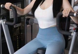 秀人网 – “OL”到底是“办公室女郎”还是“偶露”？看心妍小公主的原图和套图，你可能会反思一下。