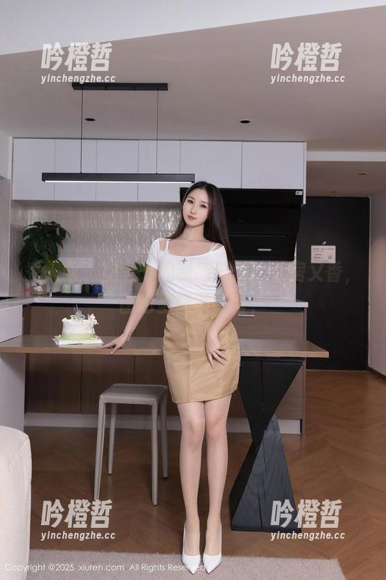 秀人网 - 甜七七的制服酷照：私房又香，图包里隐藏了啥？