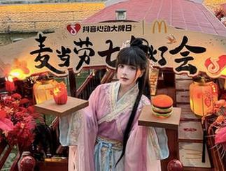 这也算是秋山AkI最新分享？内衣成了新一代的时尚标杆？
