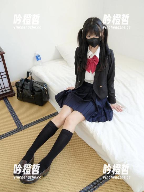 紧急企划 - 丝袜变身秀！最新合集让小婕成为你今晨的第一道靓影，咖啡点心都不显得那么重要了。