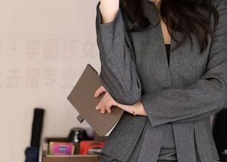 语画界 – 李丽莎女仆最新图册:当我在厨房看上去很专业的时候,其实只是为了吃好吃的!