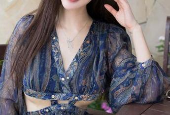 魅妍社 – 我们在看大奶昔Kyra的毛衣，原图里的氛围有点……说不清楚的温柔。
