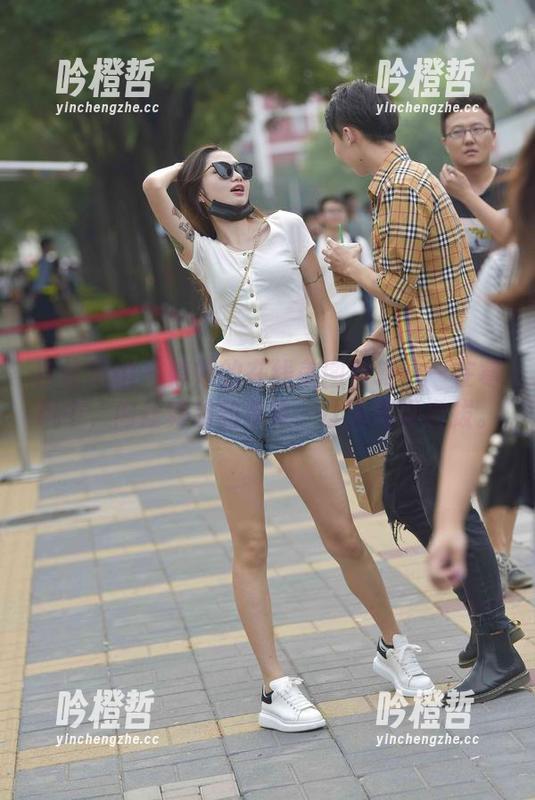 魔镜街拍 - 婷婷的在线美图特辑——在寒风中，肉丝舞动的季节，让人无可自拔。