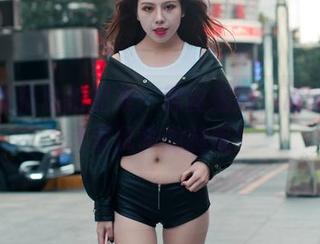 魔镜街拍私拍图集：黑丝细嫩，谁能抵挡这双优雅的腿呢？