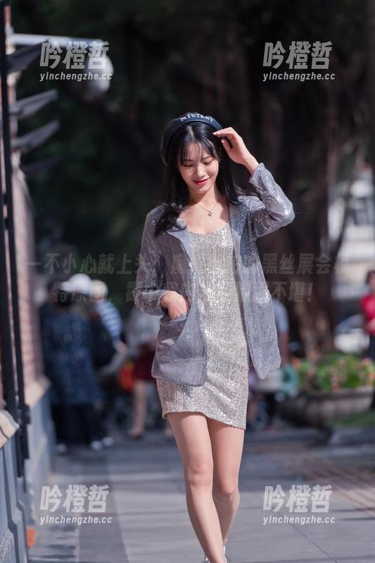 一不小心就上头：魔镜街拍的黑丝展会模特原图，戳中我内心的狼狈不堪！